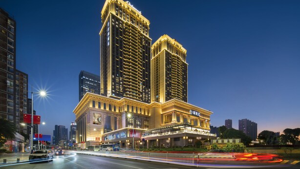A high-rise hotel with a classic architectural design, featuring a prominent entrance and multiple floors. - Oakwood Residence Foshan (Foshan)