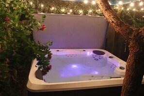 Outdoor spa tub - Casa Esperanza. Peaceful Get-away W/Hot Tub. (Salinas)
