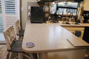 Fridge, microwave, oven, dishwasher - Casa Esperanza. Peaceful Get-away W/Hot Tub. (Salinas)