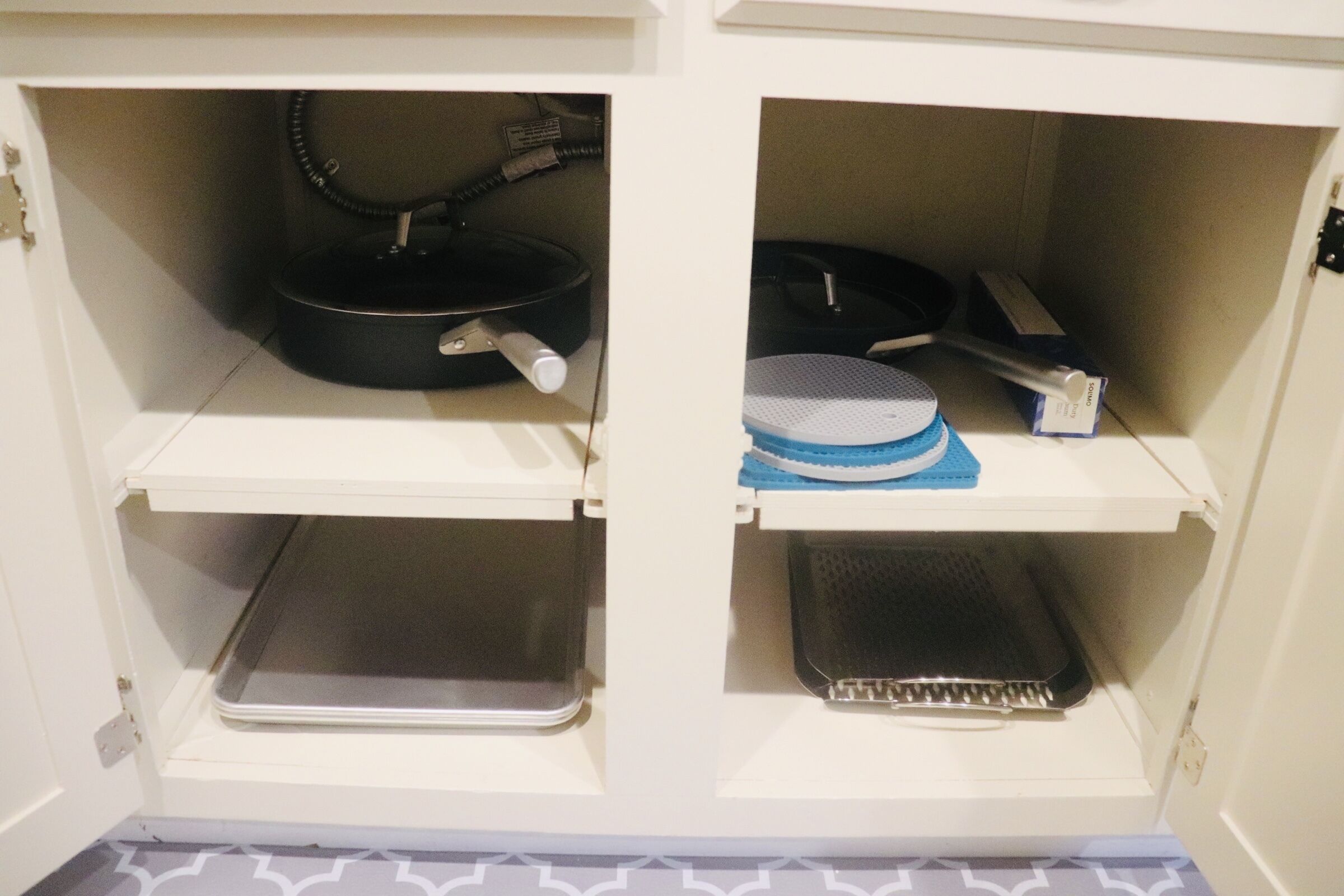 Un pensile da cucina con due ripiani, ciascuno contenente elettrodomestici.