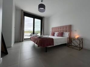 3 slaapkamers, een strijkplank/strijkijzer, gratis wifi, beddengoed