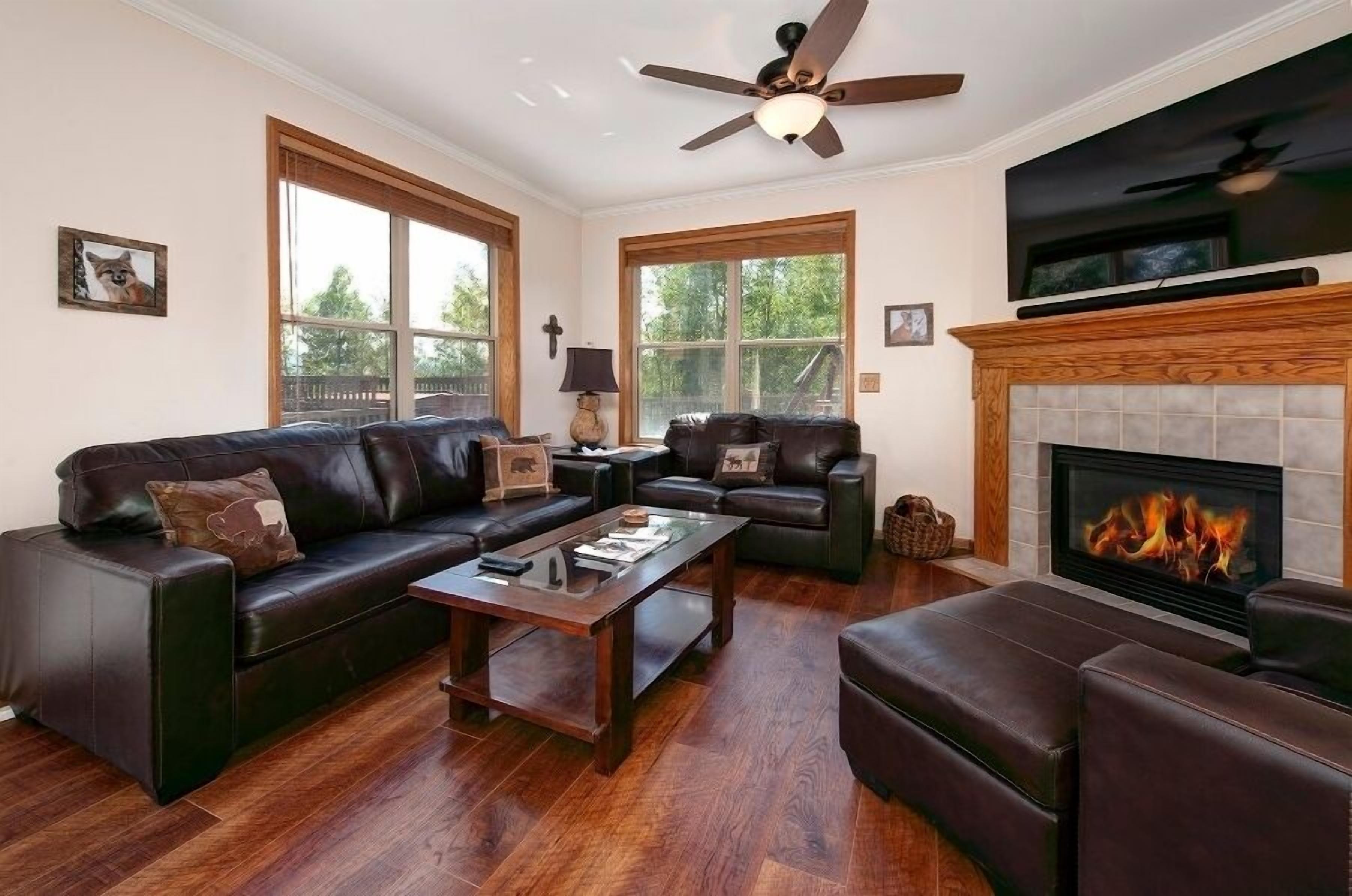 Beautiful 3 bedroom townhome with private hot tub, Monthly ski season rental