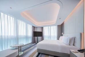 Deluxe-Suite, 1 Schlafzimmer | Daunenbettdecken, Schreibtisch, laptopgeeigneter Arbeitsplatz
