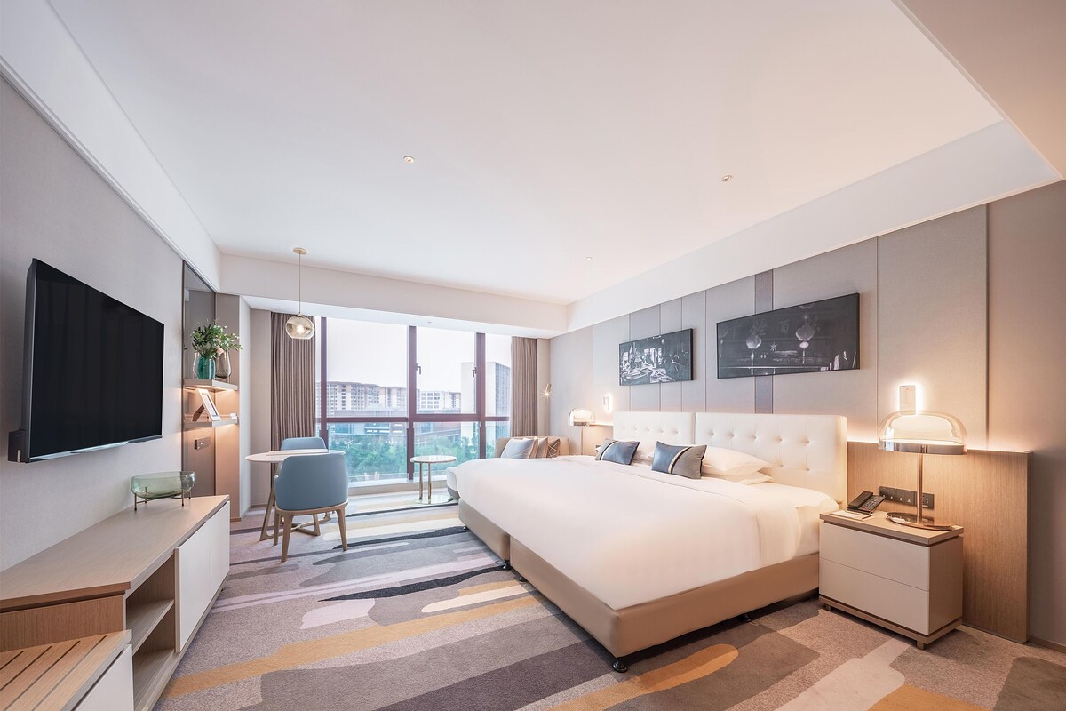 Deluxe Room, 1 King Bed | Down duvets, desk, laptop workspace, blackout curtains