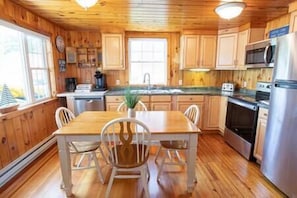 Fridge, microwave, oven, stovetop - Hamilton Home #4, Lake Moraine Home #4 Near Colgate University (Hamilton)