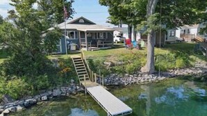 A house with a dock extending into a pond. - Lakefront, 5 min to Colgate, Sleeps 6, Kayaks (Hamilton)