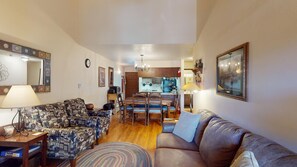 TV, fireplace