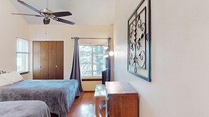 2 bedrooms, WiFi, bed sheets - Pet Friendly | Close to Lifts | Fireplace | Charming | Angel Fire Chalet 52 (Angel Fire)