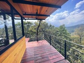 Cabana com design assinado, vista para a montanha | Terraço/pátio