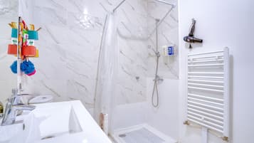 Articles de toilette gratuits, peignoirs, chaussons, serviettes fournies