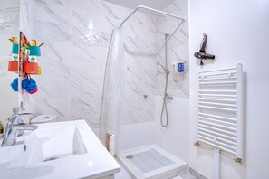 ของใช้ในห้องน้ำฟรี, เสื้อคลุมอาบน้ำ, รองเท้าสวมภายในห้อง, ผ้าเช็ดตัว