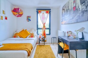 Quarto família | Individualmente decorados, individualmente mobiliados, escrivaninha