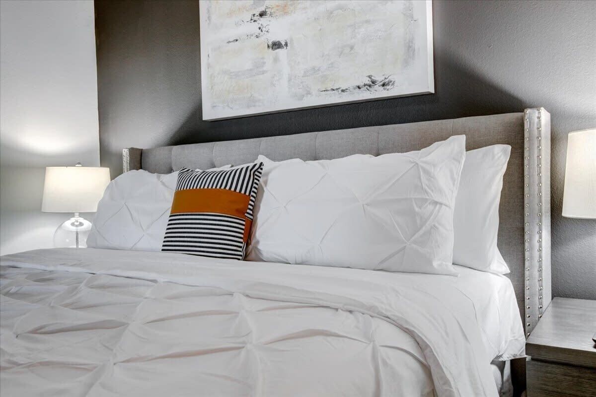 King Bed - 1 Bedroom - Deep Ellum - Parking - W/D