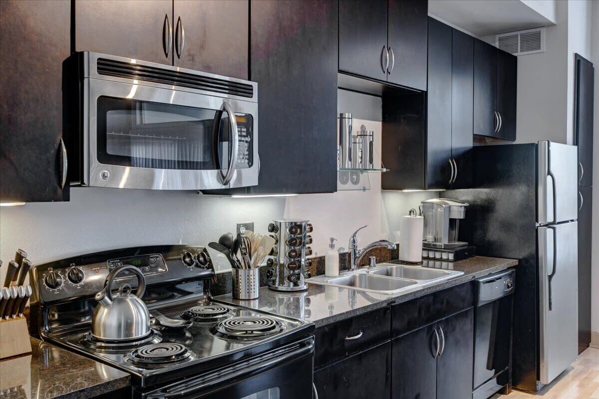 King Bed - 1 Bedroom - Deep Ellum - Parking - W/D