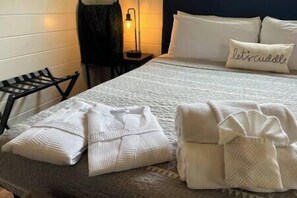 1 bedroom, WiFi, bed sheets - SERENITY NOW · Relax & Unwind (Broken Bow)