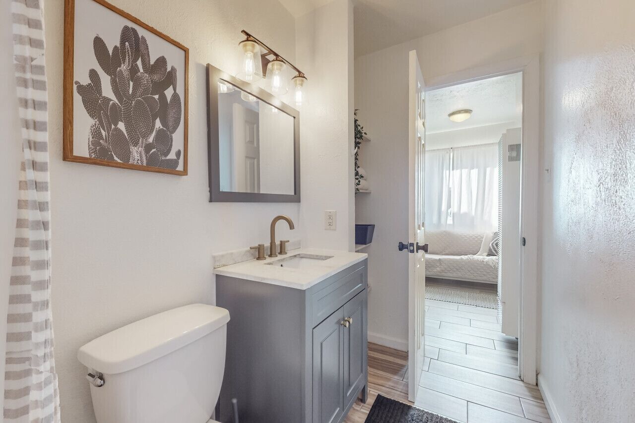 Sèche-cheveux, serviettes fournies