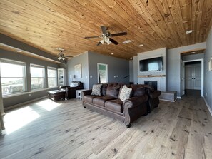 Smart TV, books - Stunning Beachfront 3 Bedroom Home, CoralMoonBeach (Gilchrist)