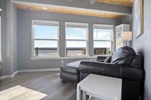 Smart TV, books - Stunning Beachfront 3 Bedroom Home, CoralMoonBeach (Gilchrist)