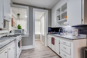 ثلاجة، ميكروويف، فرن، موقد طهي مسطح