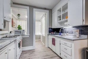 Frigorifero, microonde, forno, piano cottura