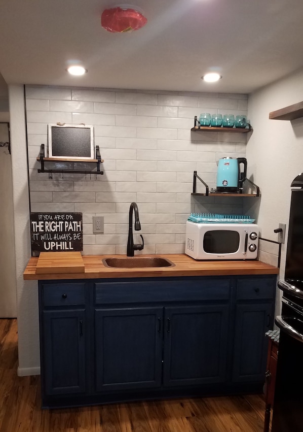 Microwave - Cute studio apartment in the heart of West Sedona (Sedona)