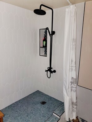 Douche, sèche-cheveux, serviettes fournies, savon