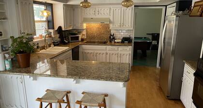 Foothills 4BR house w/ Heated Pool, Hot Tub and pool table!