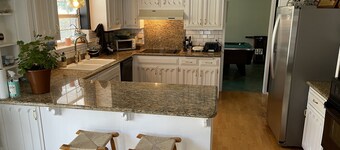 Foothills 4BR house w/ Heated Pool, Hot Tub and pool table!