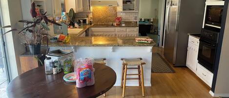 ثلاجة، ميكروويف، فرن، موقد طهي مسطح