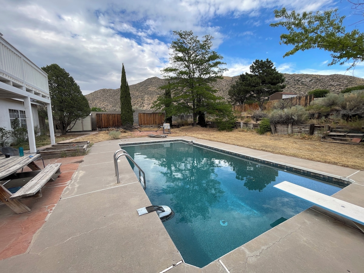 Foothills 4BR house w/ Heated Pool, Hot Tub and pool table!