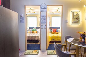 2 slaapkamers, een kluis op de kamer, een bureau, geluiddichte muren