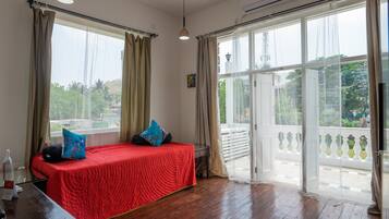 Suite, 4 slaapkamers (Casa Kenzo) | Een bureau, beddengoed