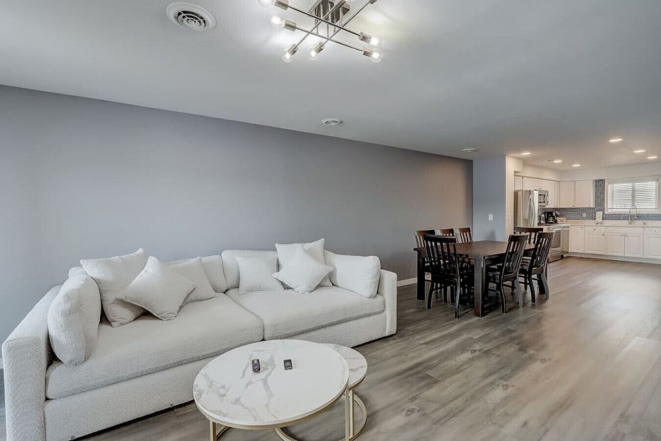 Lakefront Therapy - Newly Remodeled Luxury Listing by Experienced Host