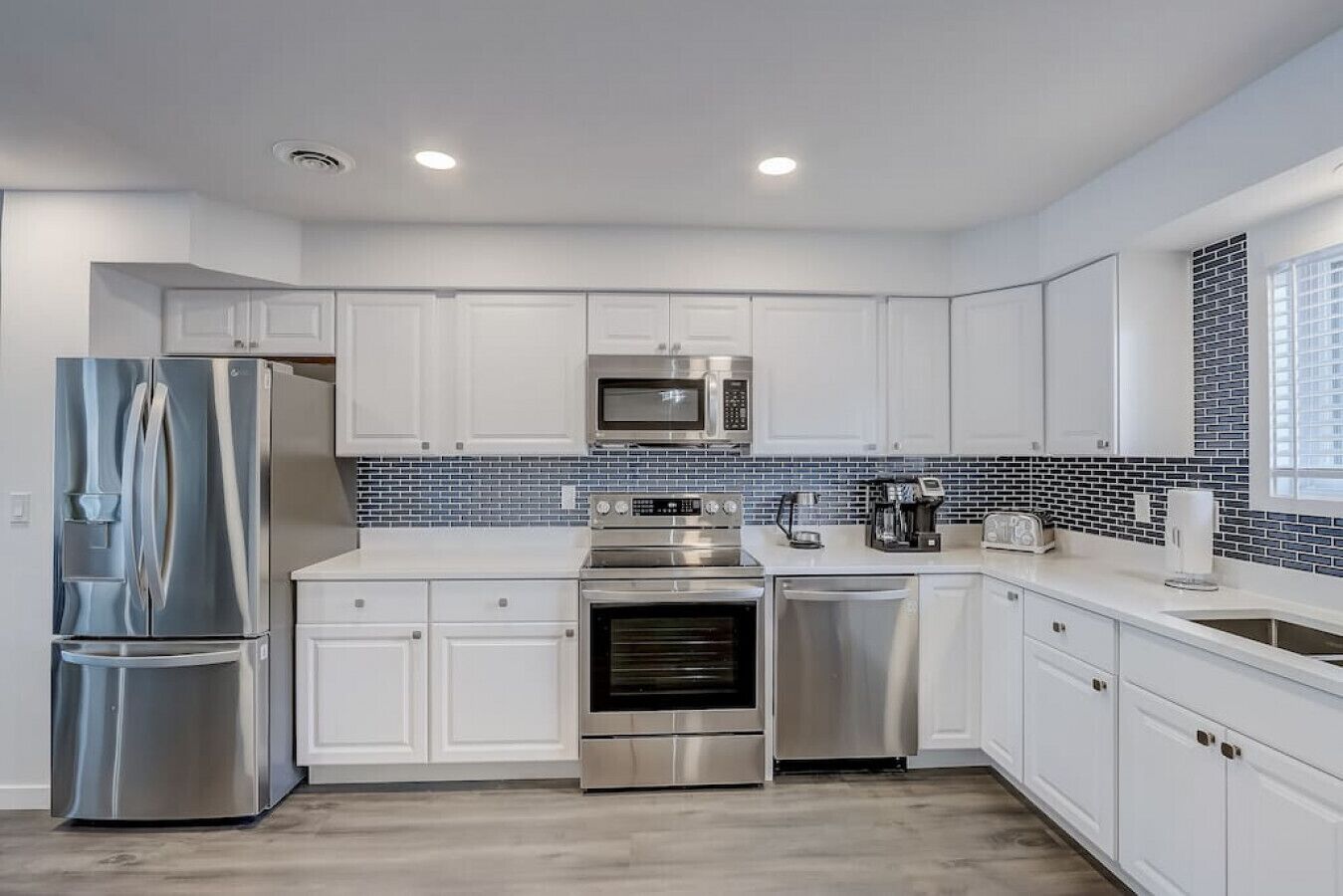 Lakefront Therapy - Newly Remodeled Luxury Listing by Experienced Host