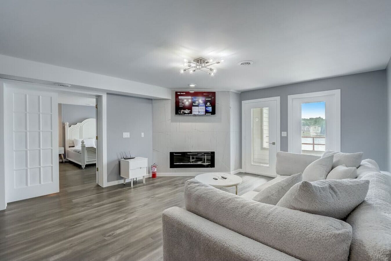 Lakefront Therapy - Newly Remodeled Luxury Listing by Experienced Host