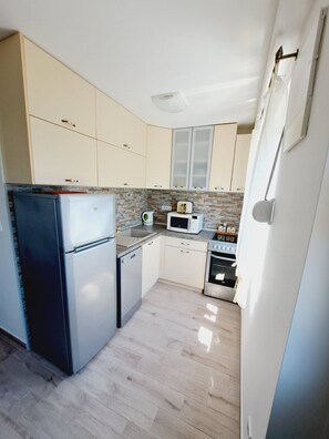 Kühlschrank, Mikrowelle, Ofen, Herdplatte