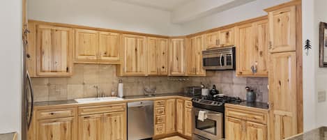 Kylskåp, mikrovågsugn, ugn och spishäll