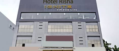Hotel Risha IGNITE, con una fachada moderna y amplios ventanales.