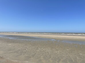 A beach with clear skies and calm waters. - Chouette Appartement 5 Personnes (De Haan)