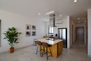 冷蔵庫、電子レンジ、オーブン、コンロ