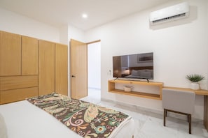 2 bedrooms, desk, iron/ironing board, WiFi