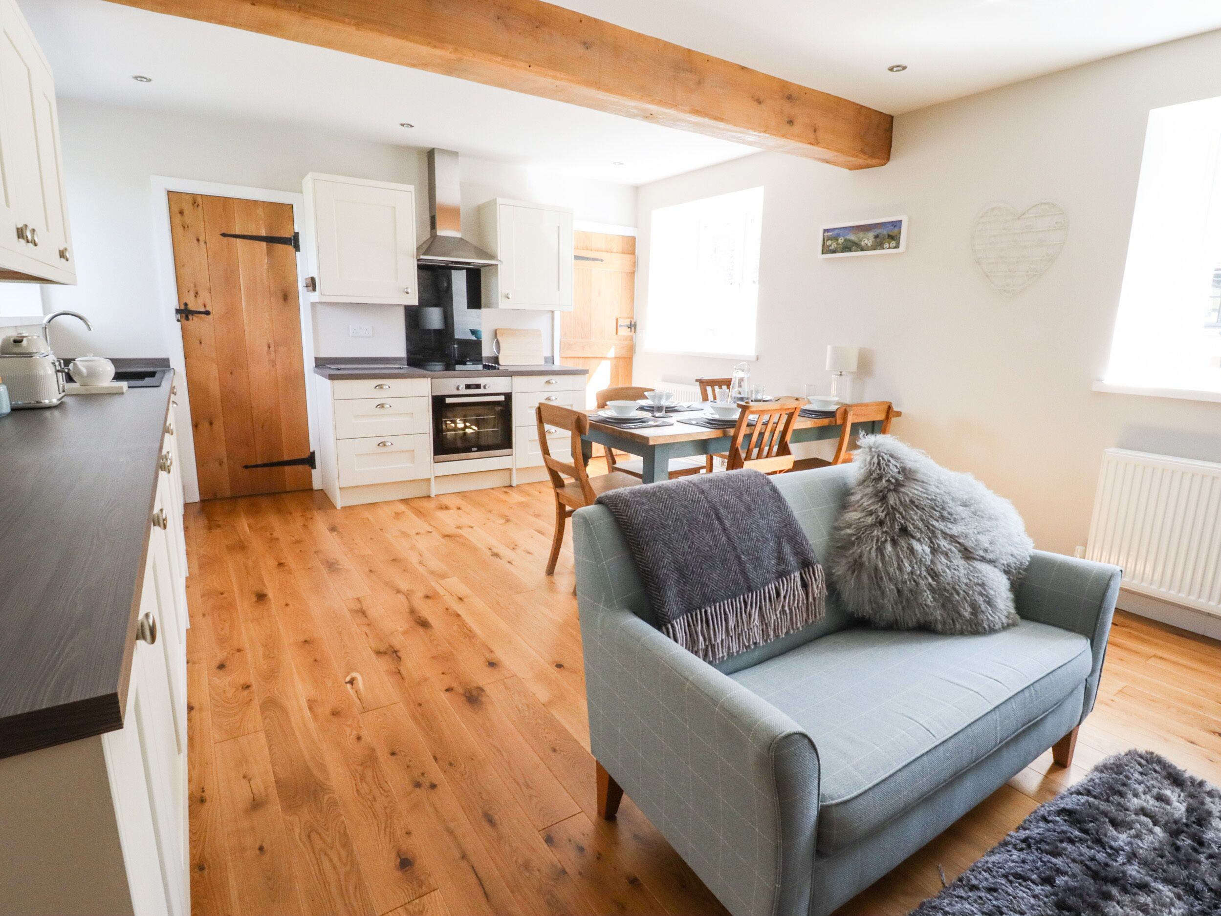 WOODGATE, pet friendly, character holiday cottage in Miller’s Dale