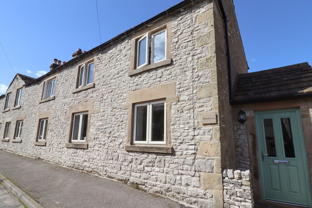 WOODGATE, pet friendly, character holiday cottage in Miller’s Dale