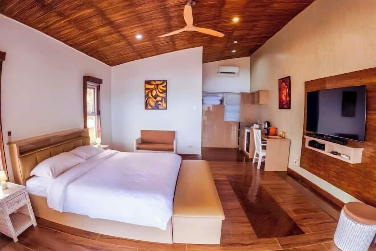 Minibar, in-room safe, free WiFi, bed sheets