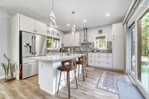 Kjøleskap, mikrobølgeovn, ovn og kokeplater