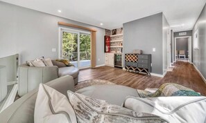 Ein modernes Wohnzimmer mit einer Couch, einem Couchtisch und einem Bücherregal.