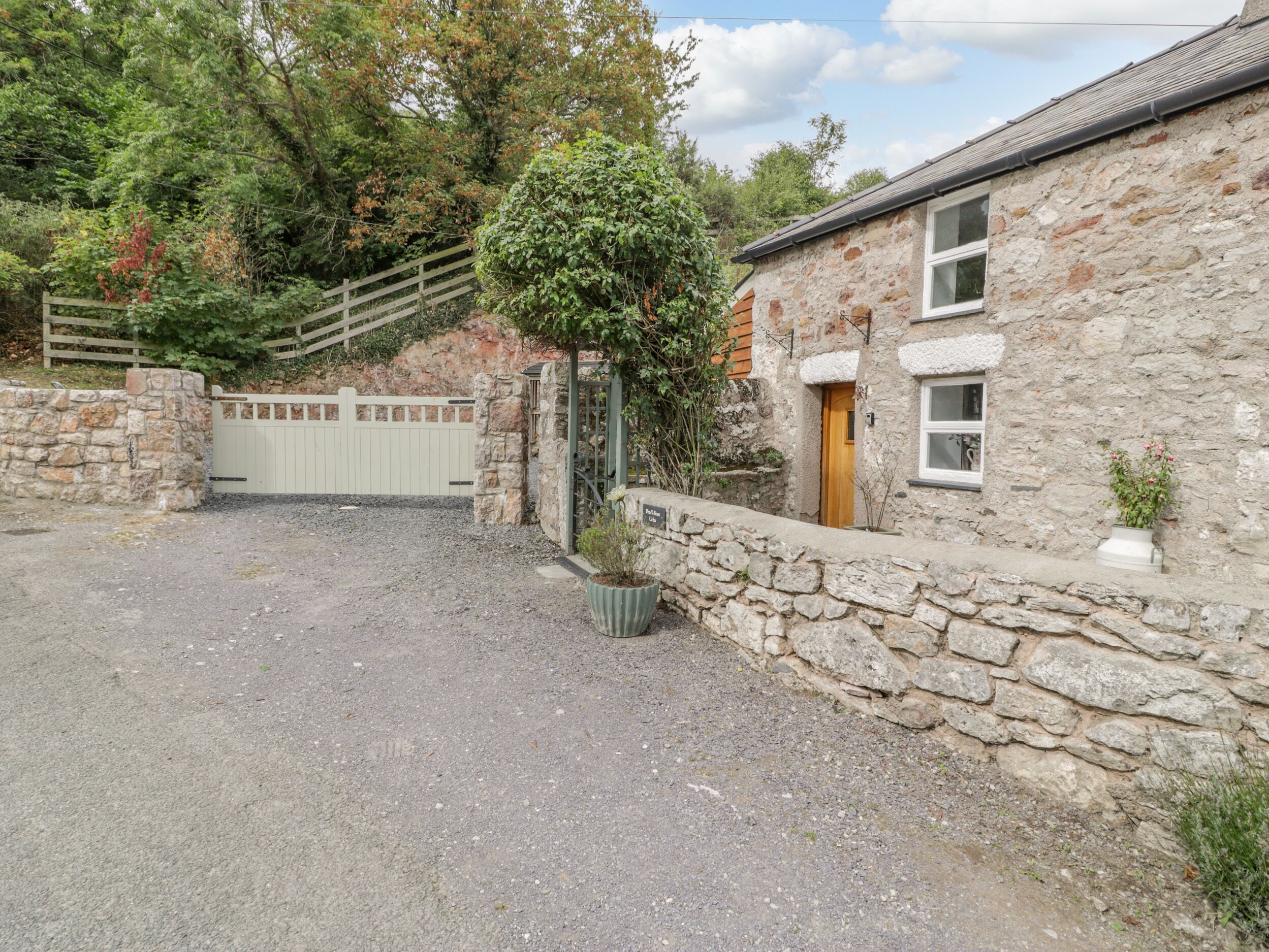 PEN Y BONT UCHA, character holiday cottage in Penrhyn Bay
