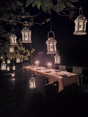 Outdoor dining - Saccharum Safari Lodge (Baihar)