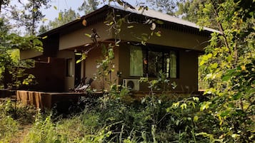 Luxury Cottage, 1 Bedroom | Premium bedding, Select Comfort beds, desk, laptop workspace