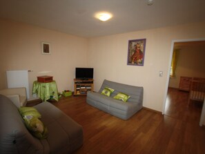TV, fireplace - Spacious Family-Friendly Cottage with Large Terrace, Garden, and Easy Access to Ski and Lake Activities (Docelles)